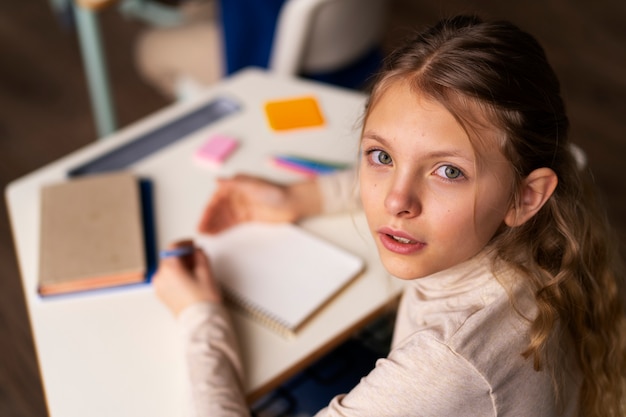 無料写真 学校で不正行為をしているハイアングルの子供