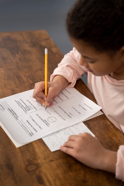 Foto gratuita ragazzo ad alto angolo che tradisce al test scolastico