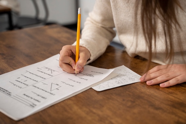 Foto gratuita ragazzo ad alto angolo che tradisce al test scolastico