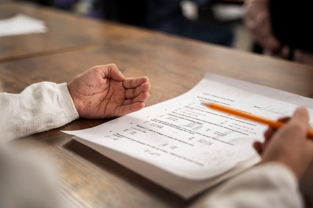 Ragazzo ad alto angolo che tradisce al test scolastico