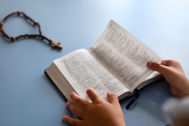 Ребенок под большим углом держит библию