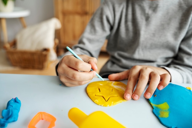 テーブルで遊んでいる高角度の子供