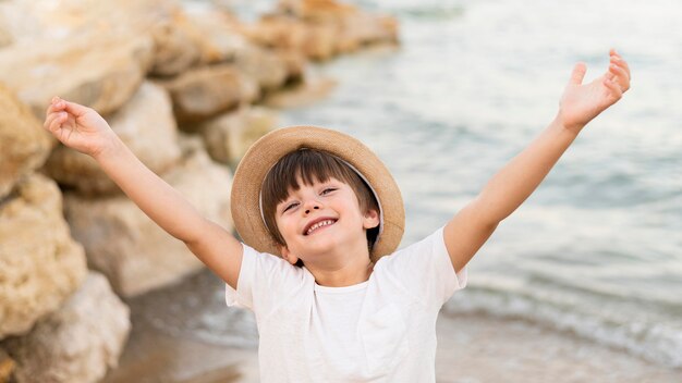 海辺でポーズをとってハイアングルの子供