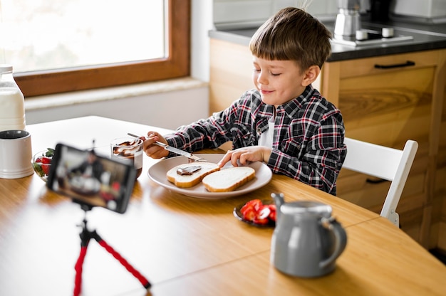 無料写真 チョコレートクリームとハイアングルの子供