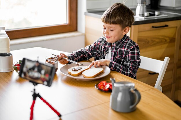 チョコレートクリームとハイアングルの子供