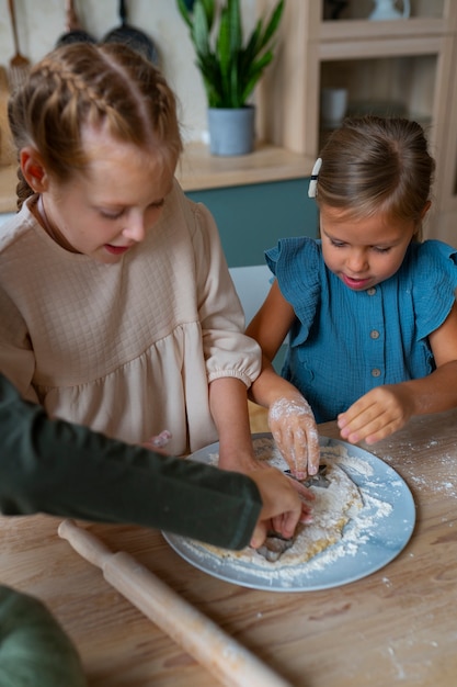 家で一緒に料理をするハイアングルの子供たち