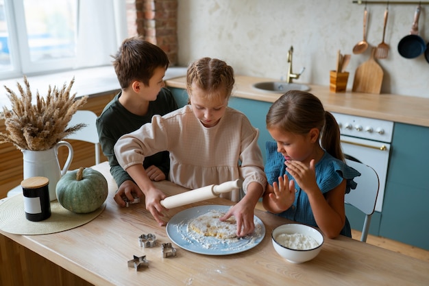 Bambini ad alto angolo che cucinano insieme