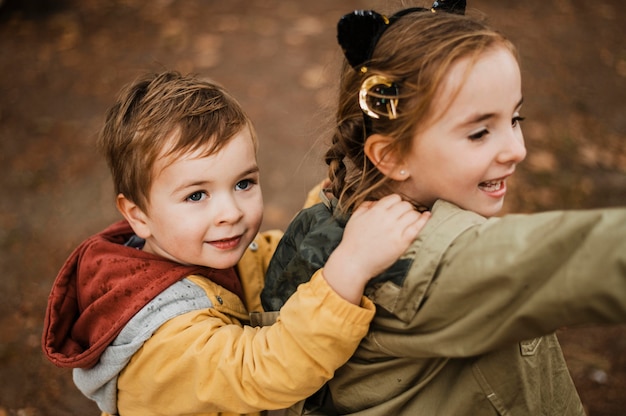 Foto gratuita bambini ad alto angolo che si divertono all'aperto