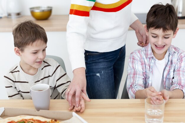 ピザを食べる前に手を消毒する子供のハイアングル