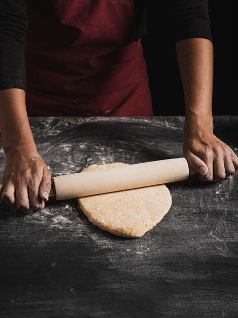 High angle kneading dough with roller