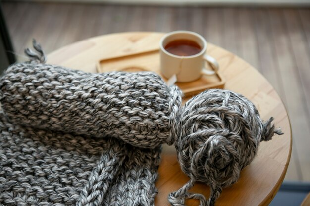 Концепция вязания под большим углом с шарфом