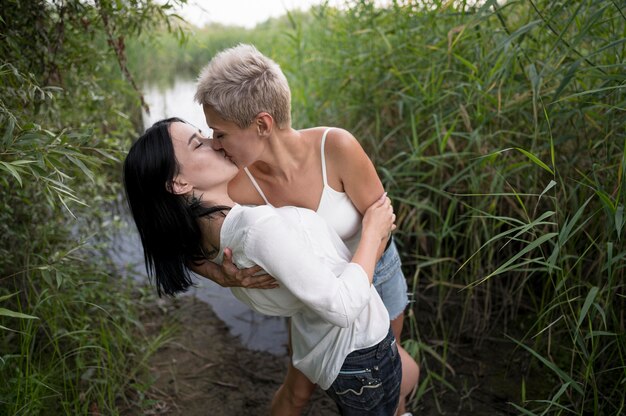 Лесбийская пара под высоким углом целуется