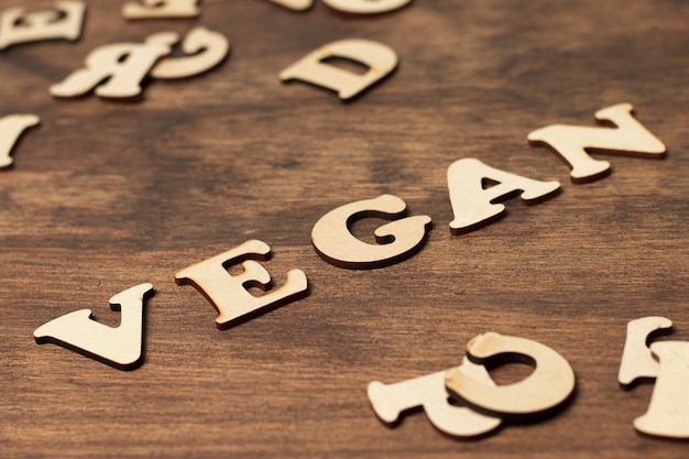 Foto gratuita lettere dell'angolo alto che compongono parola vegana