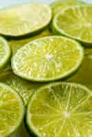 Free photo high angle lime slices arrangement