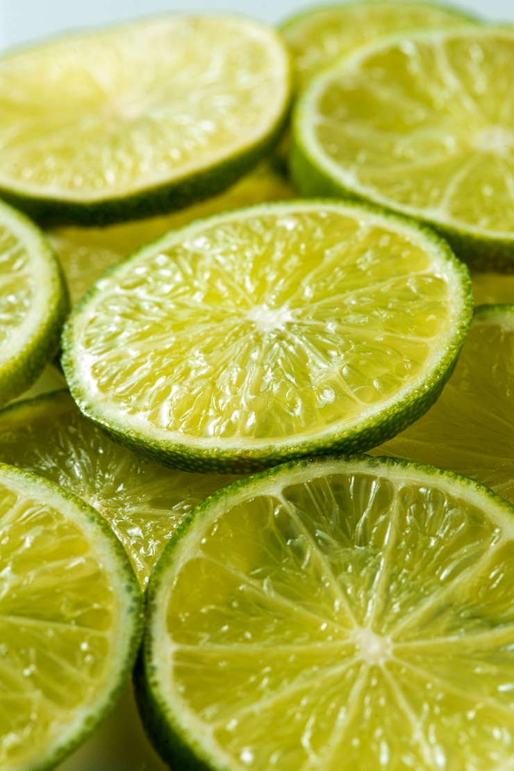 Free Photo high angle lime slices arrangement