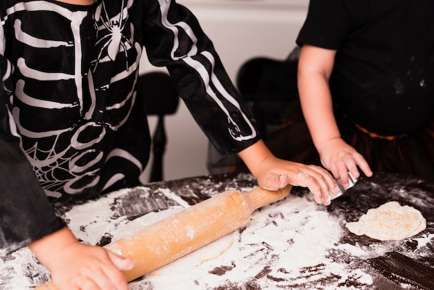 Foto gratuita alto angolo del ragazzino che produce i biscotti