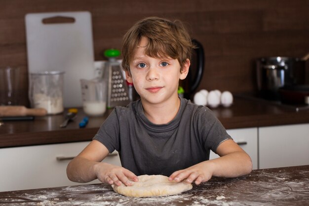 生地を作る高角度の小さな男の子