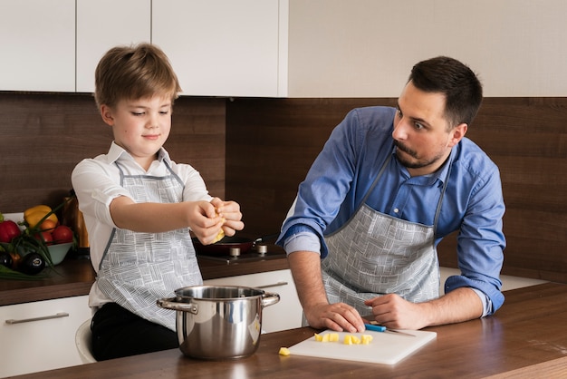 料理の父と高角度の小さな男の子