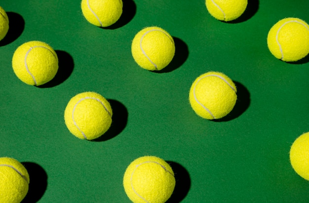 Foto gratuita elevato angolo di molte palline da tennis