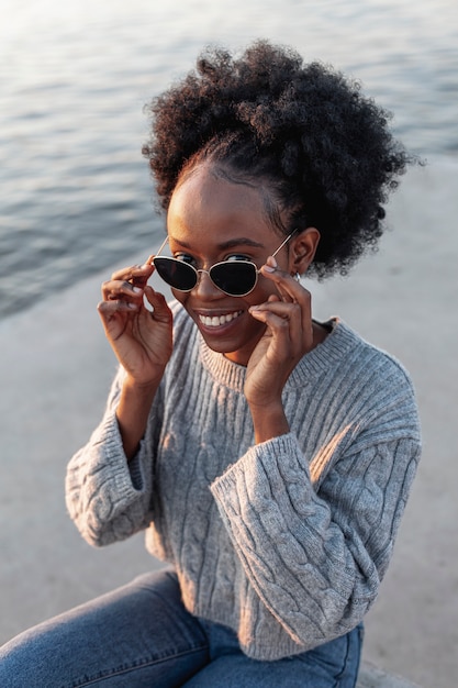 Foto gratuita sorridere adorabile della donna dell'angolo alto