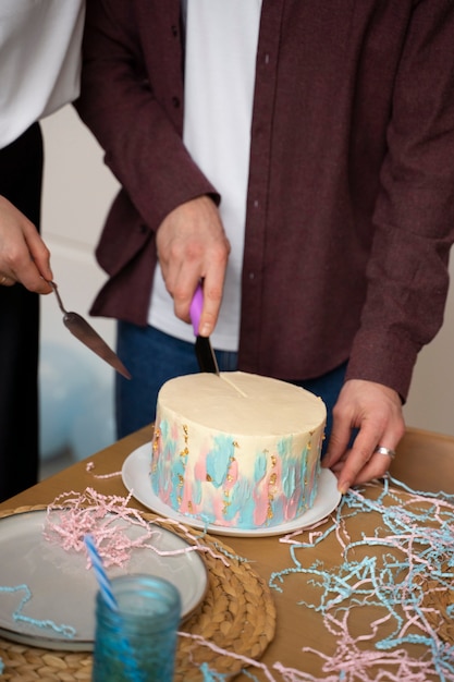 Foto gratuita torta di taglio ma ad alto angolo