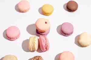 Foto gratuita alto angolo di macarons per san valentino