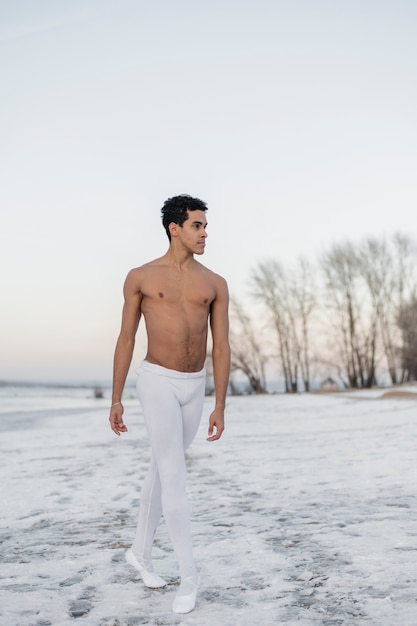 Foto gratuita balletto di danza uomo alto angolo