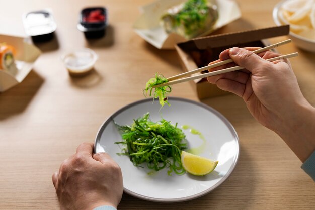 アジア料理を食べる高角度の男