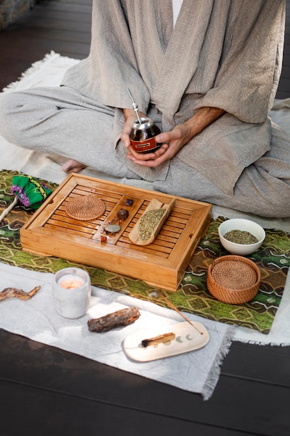 Foto gratuita tazza della holding dell'uomo dell'angolo alto all'aperto