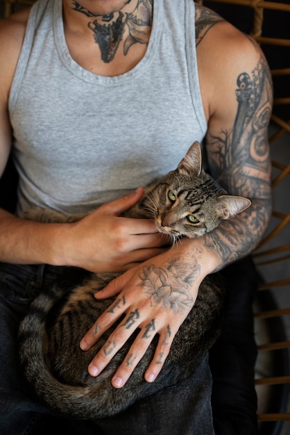 かわいい猫を抱きかかえたハイアングル男
