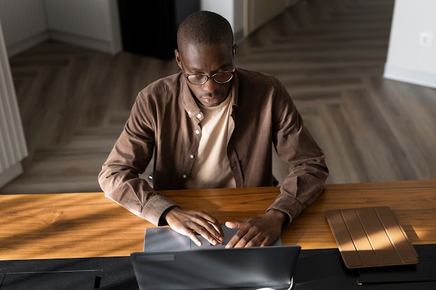 Uomo di alto angolo che ordina generi alimentari online