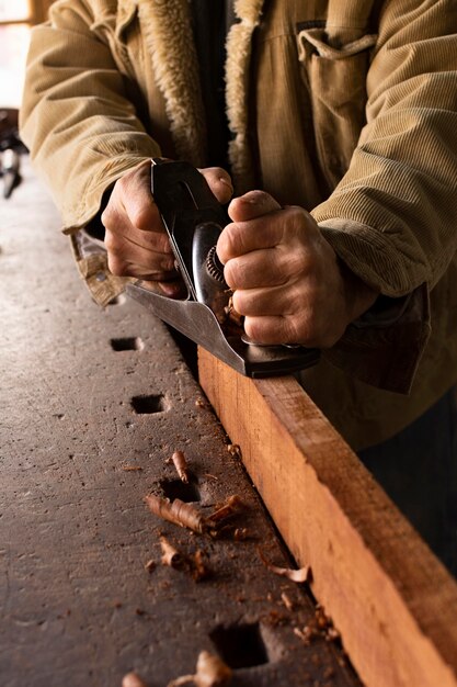 木材を研磨するハイアングルマン