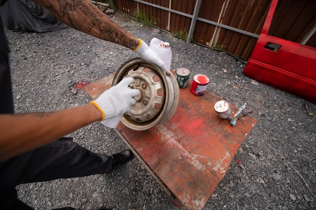 Free photo high angle man spraying powder paint