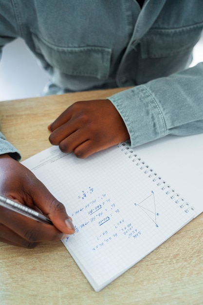 Foto gratuita uomo dell'angolo alto che studia in aula