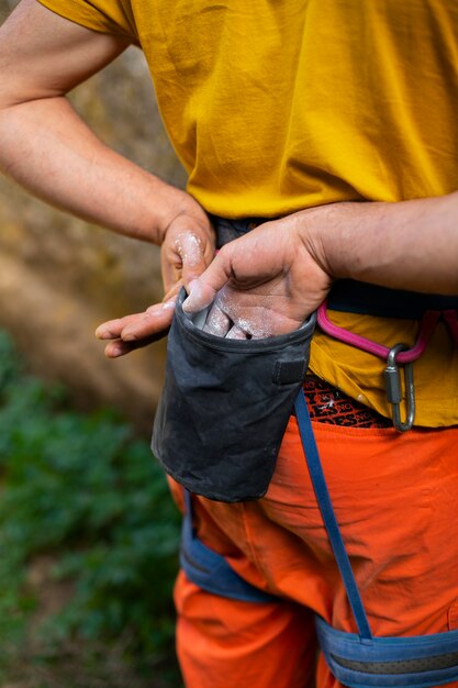 Foto gratuita uomo ad alto angolo con attrezzatura da arrampicata