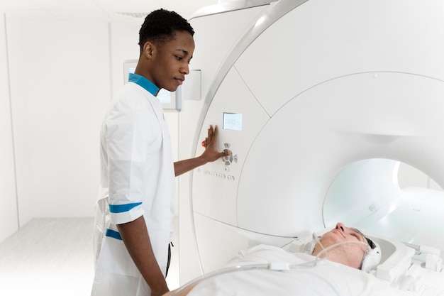 Человек под высоким углом в наушниках получает компьютерную томографию