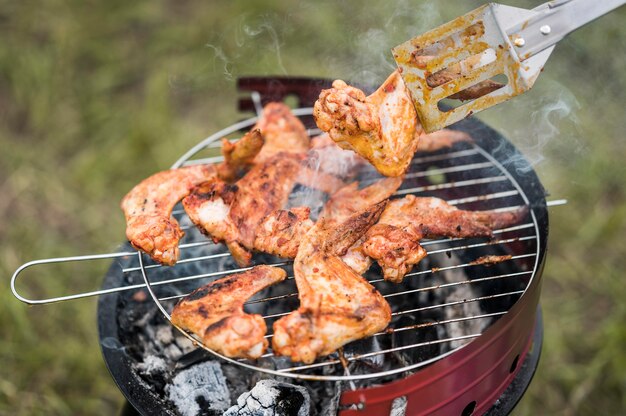 グリルの肉の高角度が調理されます