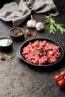 Foto gratuita alto angolo di carne sul piatto con pomodori ed erbe