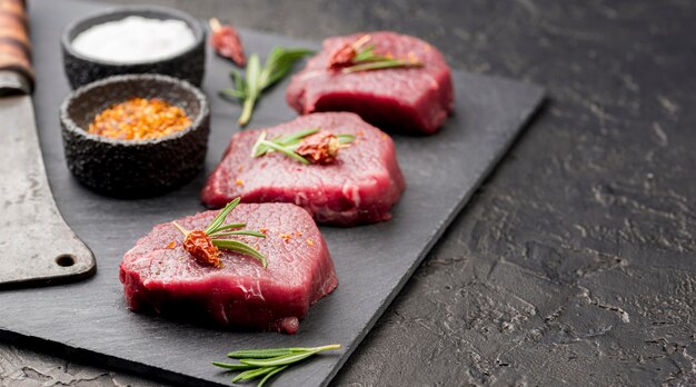 Высокий угол мяса с дровосеком и специями