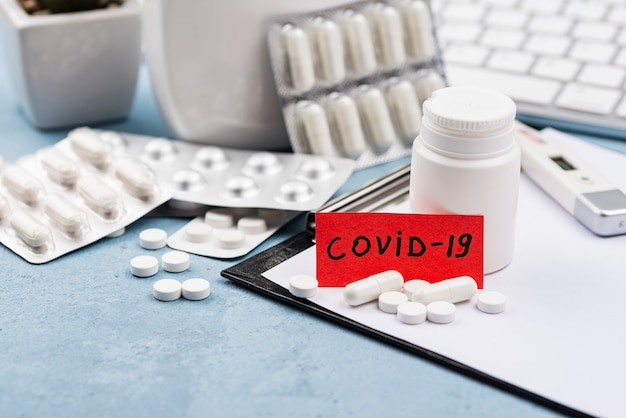 無料写真 covid-19タグを使用した高角度医療オブジェクト配置