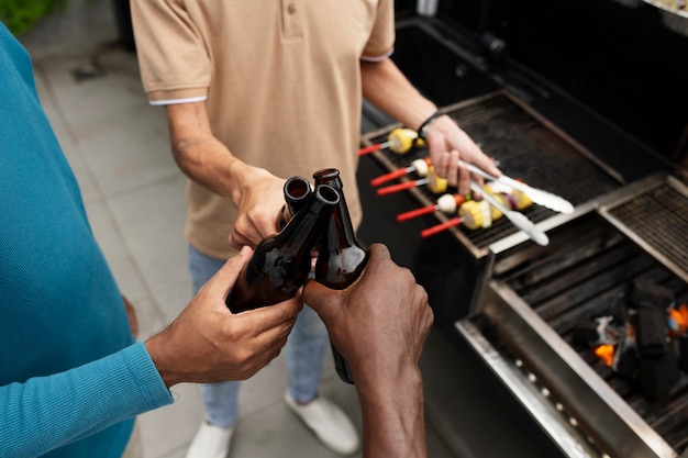 飲み物を持っているハイアングルの男性