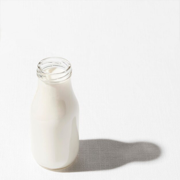복사 공간과 함께 우유 병의 높은 각도