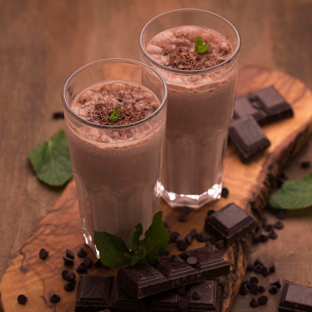 Free photo high angle of milkshake glasses with mint and chocolate