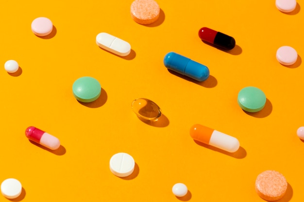 Минимальный набор лекарственных таблеток под высоким углом