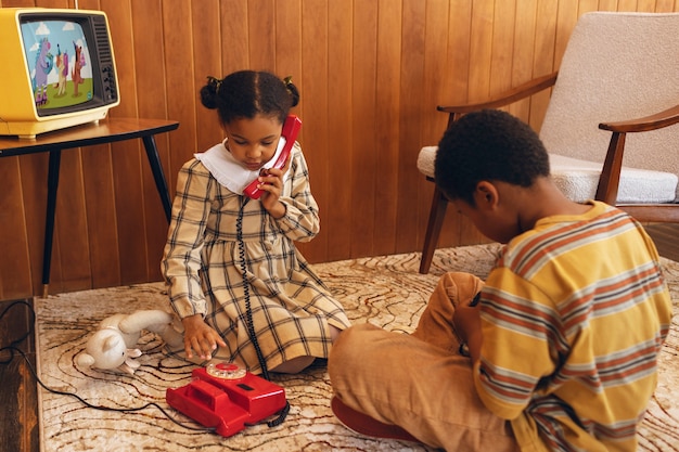 Foto gratuita bambini moderni ad alto angolo in stile retrò