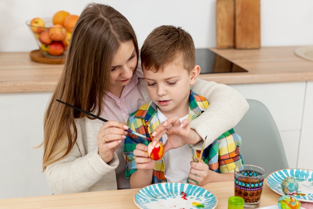 卵をペイントする息子を助ける高角ママ