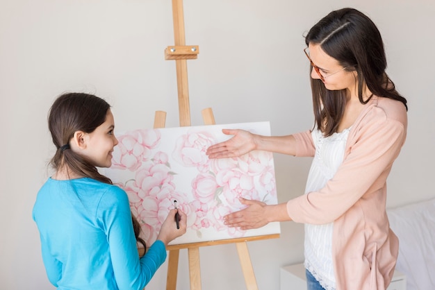 Foto gratuita lezione di mamma ad alto angolo da dipingere