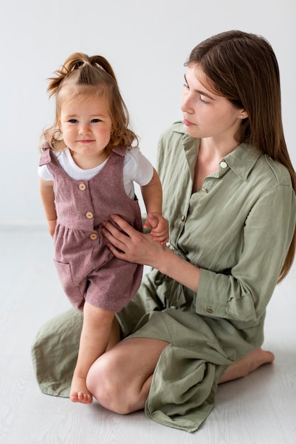 Foto gratuita ragazza della holding della madre dell'angolo alto