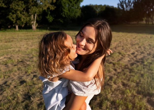 Ragazza della holding della madre dell'angolo alto