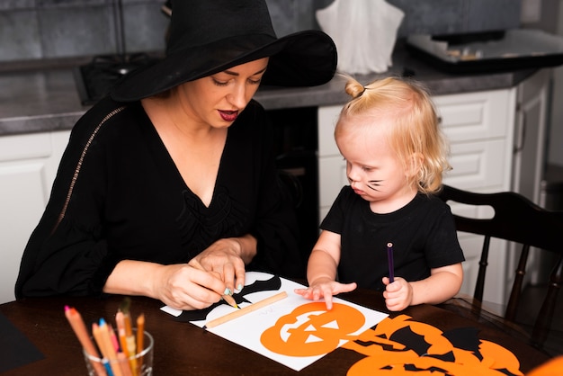 Alto angolo di madre e figlio con elementi di halloween